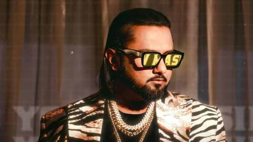 তবে আজও হানির এই কথাগুলো পুরোপুরি মানতে পারেন না অনেকেই। তাঁদের মতে, শাহরুখের সঙ্গে লড়াই তাঁকে ইন্ডাস্ট্রি থেকে সরিয়ে দিয়েছিল।