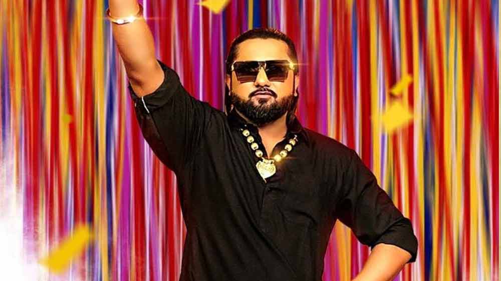 এই দু’বছরে অনেক কিছু বদলে গিয়েছিল। হানির চেয়ে কম পারিশ্রমিকের অনেক র‌্যাপার পেয়ে গিয়েছিল বলিউড। হানি কাজ করছেন ঠিকই কিন্তু তাঁকে নিয়ে আর সেই আবেগ বা উত্তেজনা নেই অনুগামীদের মধ্যে।