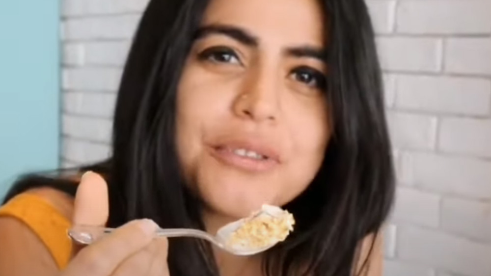 আইসক্রিম চেখে দেখছেন শেহনাজ।