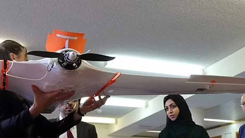 কী ভাবে বৃষ্টি ঘটায় এই ড্রোন? আরব আমিরশাহির বৃষ্টি তৈরির বিজ্ঞান প্রকল্পের অধিকর্তা আল মাজরউয়ি জানান, ড্রোনে ইলেকট্রিক চার্জ নির্গতকারী যন্ত্র রয়েছে।