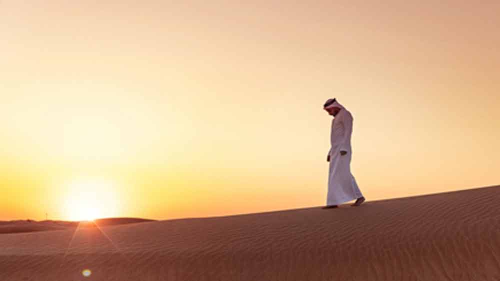 পানীয় জল বলতে মূলত সমুদ্রের লবণাক্ত জলই ভরসা। বড় অঙ্কের টাকা খরচের পর পরিশোধন করে খেতে হয় সেই জল। কিংবা সুদূর আটলান্টিক মহাসাগর থেকে জাহাজ দিয়ে টেনে আনতে হয় হিমশৈল। সেই বরফ গলিয়ে তৈরি করে পানীয় জল।