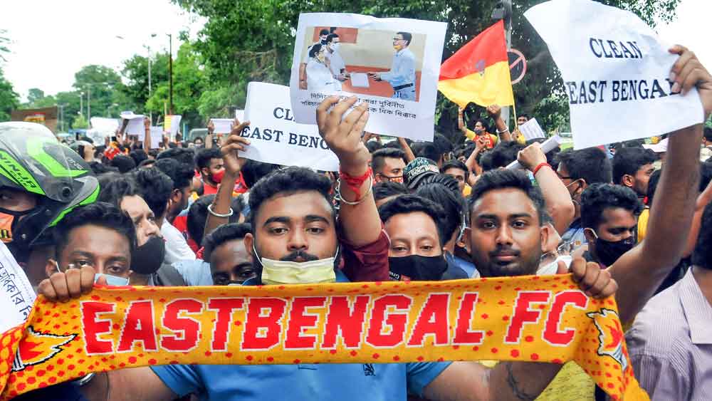 লাল-হলুদ সমর্থকদের বিক্ষোভ বাড়ছে। ফাইল চিত্র 