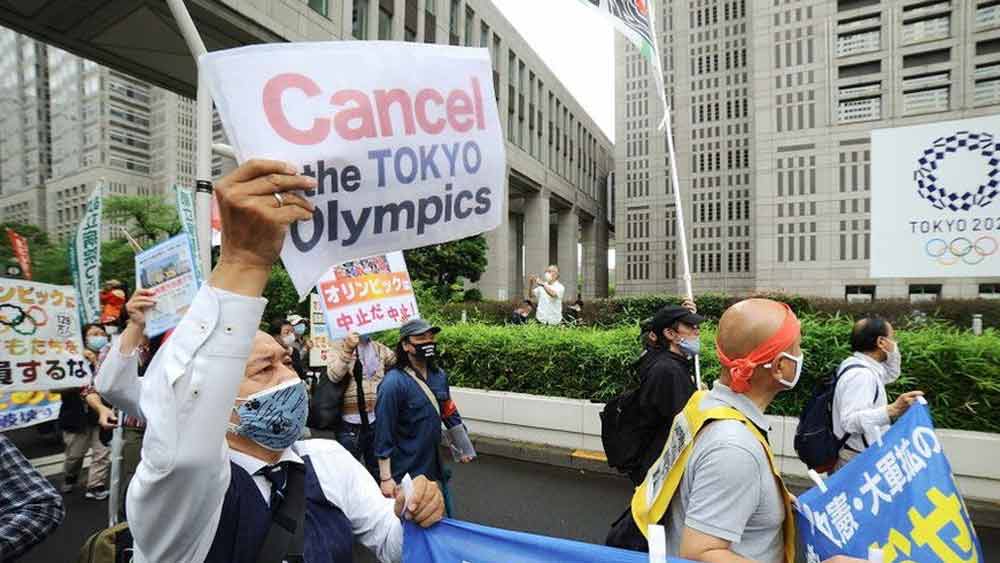 উল্টো দিকে অলিম্পিক্সের বিরোধিতা করে বিক্ষোভ চলছে সে দেশে। চিকিৎসক সংগঠন, বিজ্ঞানী থেকে দেশের মানুষ পথে নেমে প্রতিবাদ করছেন এ বার অলিম্পিক্স আয়োজনের। করোনার পাশাপাশি অলিম্পিক্স আয়োজনের বিশাল ব্যয়ভার নিয়েও প্রশ্ন আছে।