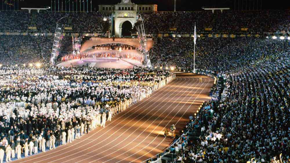 ১৯৯২ সালের অলিম্পিক্সের আগে স্পেনের বার্সেলোনায় কোনও পোক্ত সমুদ্রসৈকত ছিল না। অলিম্পিক্সের সময় মিশর থেকে বালি এনে সমুদ্রের তীরে থাকা ঘরবাড়ি ভেঙে ফেলে সমুদ্রসৈকত তৈরি করে ফেলে এই শহর।