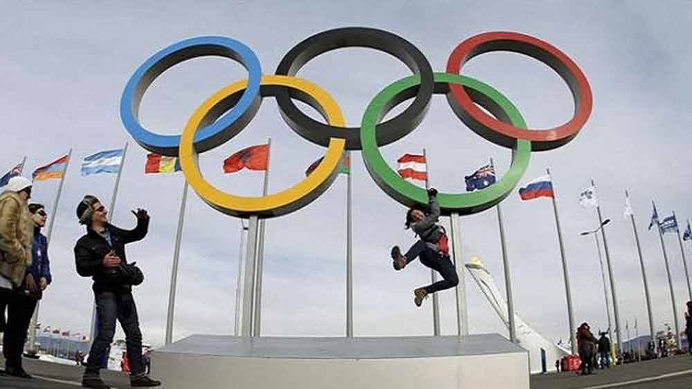 ২০১৬-এর রিয়ো অলিম্পিক্সের পর আয়োজকরা সিদ্ধান্ত নিয়েছিলেন ভিলেজের অনেক অঞ্চল পুনর্ব্যবহার করবেন। তার মধ্যে একটি ছিল সাঁতারের বিভিন্ন প্রতিযোগিতার জন্য তৈরি করা অ্যাকোয়াটিক সেন্টার। কিন্তু অলিম্পিক্স শেষ হওয়ার পর থেকে সেটি বন্ধ হয়েই পড়ে রয়েছে।