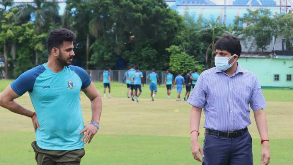 সিএবি প্রধান অভিষেক ডালমিয়ার সঙ্গে আলোচনায় ব্যস্ত মনোজ। ছবি - সিএবি 