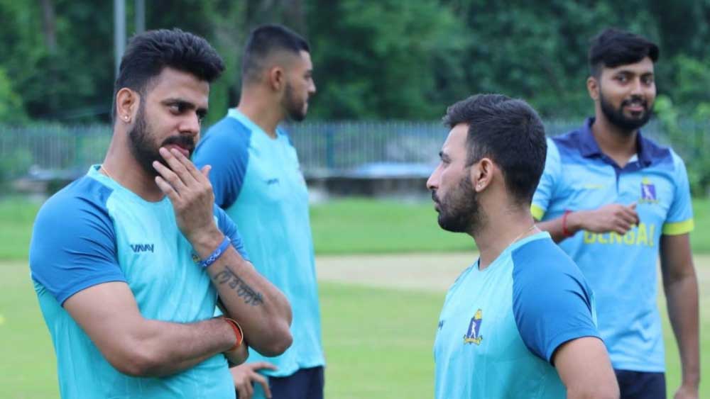 শ্রীবৎস গোস্বামীর সঙ্গে কথা বলছেন মনোজ। ছবি - সিএবি 