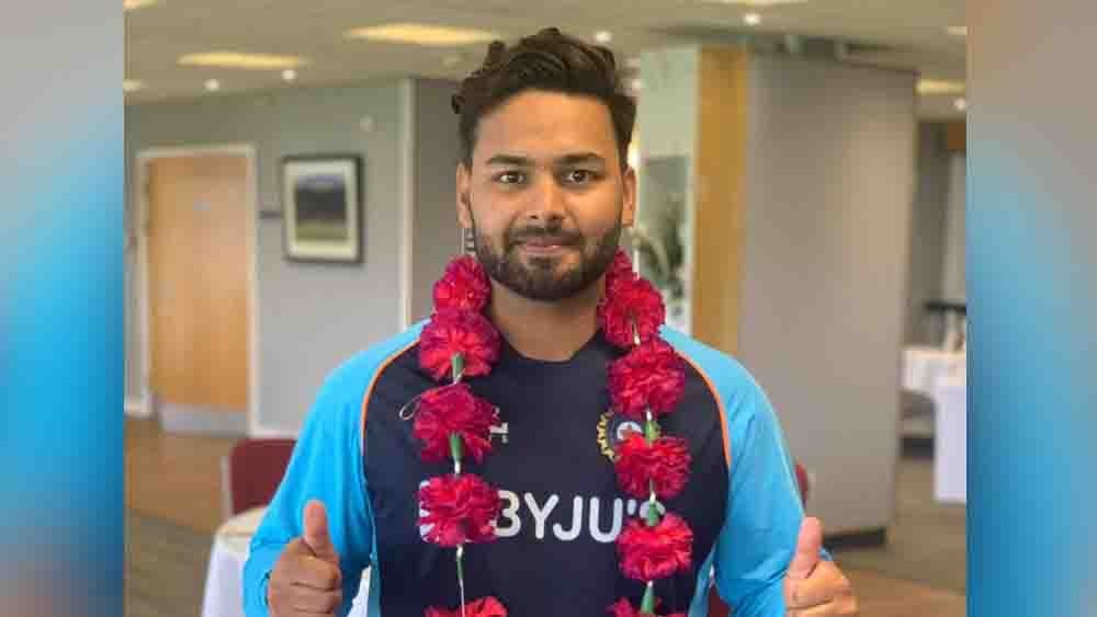 গলায় ফুলের মালা। ক্যামেরার সামনে পোজ দিচ্ছেন ঋষভ। ছবি - টুইটার 