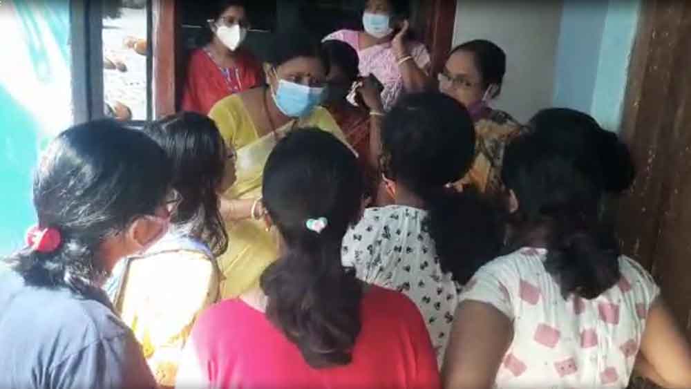 প্রধান শিক্ষিকাকে ঘিরে ধরে বিক্ষোভ পড়ুয়া এবং অভিভাবকদের।