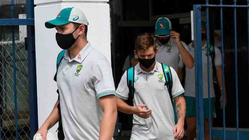 খারাপ খবর পাওয়ার পরেই মাঠ ছাড়ছেন অজিরা। ছবি - টুইটার 