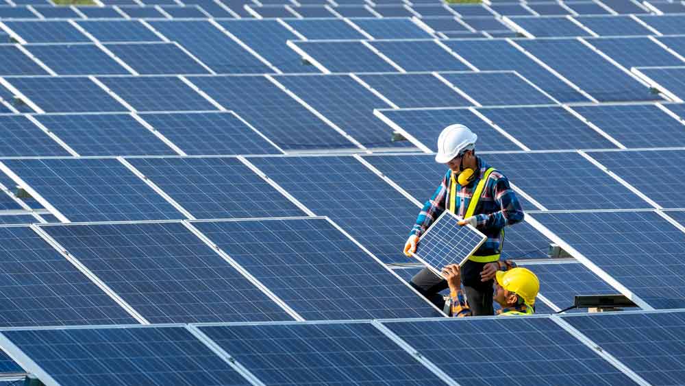 আরও একটি সমস্যা ছিল, গ্রাহকদের ভরসা অর্জন করা। তা সত্ত্বেও এখনও দেশের এক নম্বর সৌর প্যানেল তৈরির সংস্থা এটি। এই অতিমারির সময়েও দু’হাজার কোটি টাকার ব্যবসা করেছে হিতেশের সংস্থা।