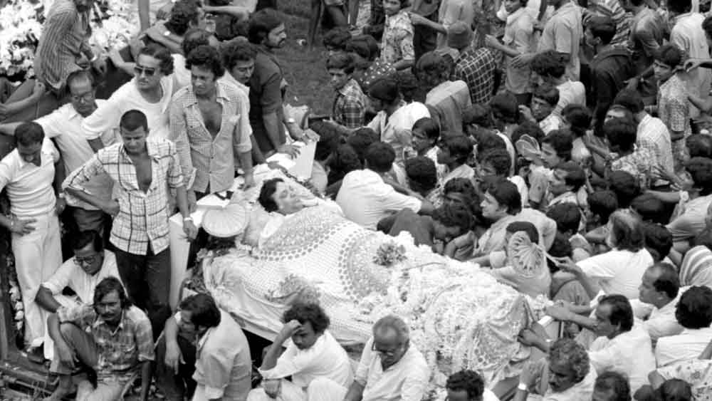 না! মহানায়কের আর বুড়ো হয়ে ওঠা হয়নি। মাত্র ৫৩ বছর বয়সে ‘ওগো বধু সুন্দরী’ ছবির শ্যুটিং চলাকালীনই তাঁর স্ট্রোক হয়। বেলভিউ হাসপাতালে চিকিৎসাধীন ছিলেন তিনি। চিকিৎসকদের প্রাণপণ চেষ্টার পরও তাঁকে বাঁচানো যায়নি। ১৯৮০ সালের ২৪ জুলাই রাতে তাঁর মৃত্যু হয়।