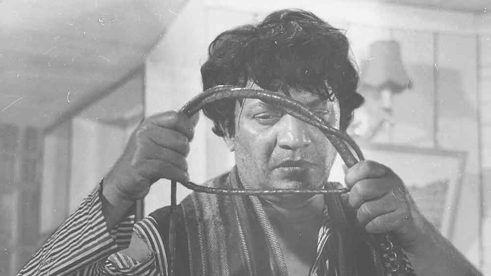 সাতের দশকের শেষ দিক। তখন উত্তম খ্যাতির মধ্যগগনে। এক দিন হঠাত্ কথাপ্রসঙ্গে সৌমিত্র চট্টোপাধ্যায়কে বলেছিলেন, ‘‘দূর আর ভাল লাগছে না!’’ সৌমিত্র তখন তাঁকে ঠাট্টা করে বলেছিলেন, ‘‘বুড়োর রোলগুলো করতে হবে না? এখন থেকেই ভাল না লাগলে হবে? আপনি আর আমি বুড়ো না হলে ইন্ডাস্ট্রিতে ভাল বুড়ো পাওয়া যাবে না!’’পশুনে হাসতে শুরু করেছিলেন উত্তম কুমার।