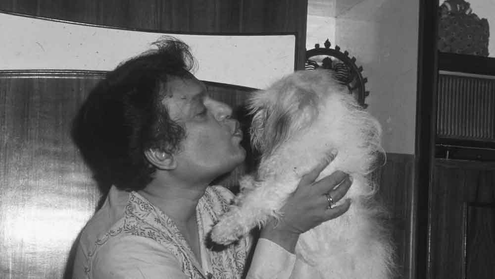 পেশাগত কারণে কারও সঙ্গে তাঁর রেষারেষি ছিল না। বরং বাংলা ছবির দুই নক্ষত্র উত্তম এবং সৌমিত্র ছিলেন একে অন্যের গুণমুগ্ধ। ‘প্রতিশোধ’, ‘দর্পচূর্ণ’, ‘পক্ষীরাজ’, ‘দেবদাস’, ‘যদি জানতেম’, ‘নকল সোনা’, ‘স্ত্রী’, ‘অপরিচিত’, ‘ঝিন্দের বন্দি’- এই ন’টি ছবিতে এক সঙ্গে কাজ করেছিলেন তাঁরা।