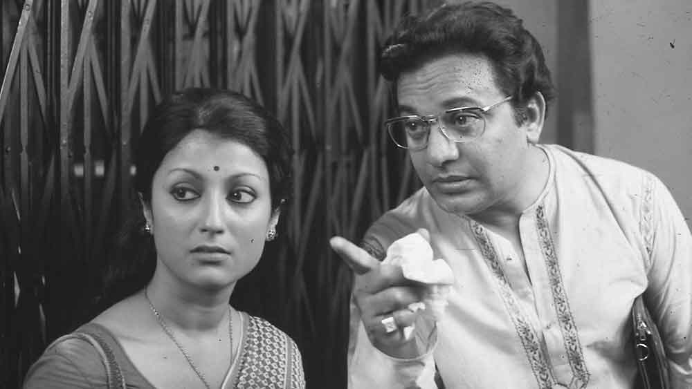 তিনি নিজে প্রচুর ছবি করেছেন কিন্তু বাড়ির মেয়েরা দল বেঁধে ছবির প্রিমিয়ারে যাবেন তা আবার একেবারেই পছন্দ করতেন না তিনি। পরিবারের ছোটদের যথেষ্ট শাসনে বেঁধে রাখতেন তিনি।