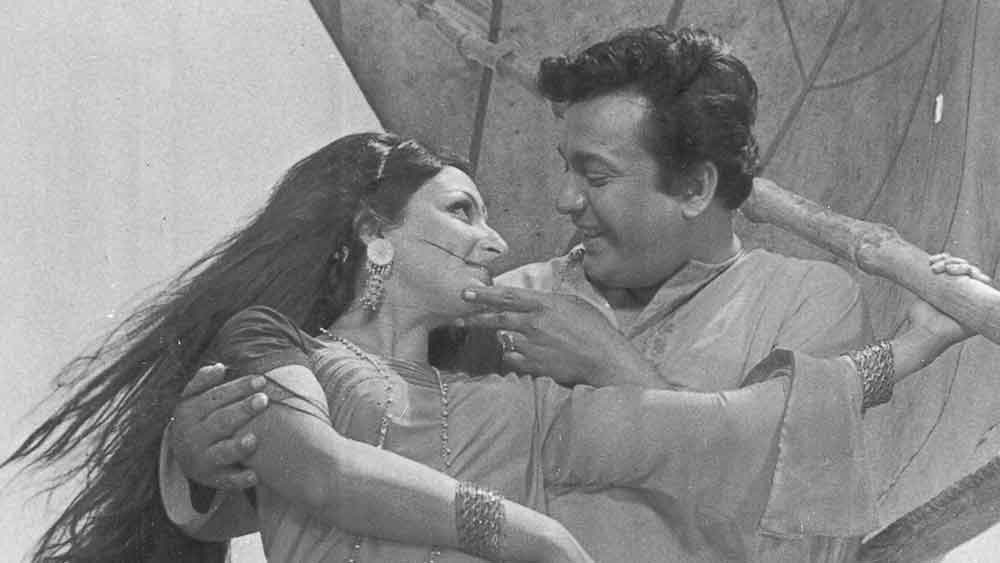 এই ভাল কাকু আবার গিরীশ মুখার্জি রোডের বাড়িতে এলে গাড়ির দরজা খুলে দিতেন পাড়ার মুচি। গাড়ি থেকে নেমেই টাকা দিয়ে রোজ তাঁকে খুশি করতেন মহানায়ক।