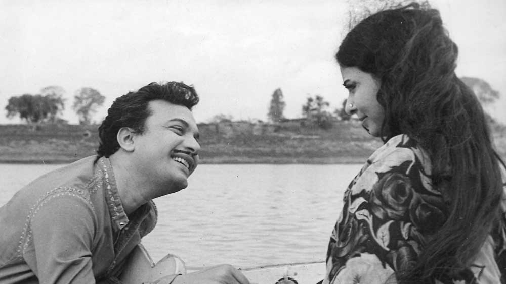 ১৯৭৬ সাল। তখন জরুরি অবস্থা চলছে। মহালয়ার ভোরে ‘মহিষাসুরমর্দিনী’কে সরিয়ে ‘দেবী দুর্গতিহারিণীম’ নাম দিয়ে এক বিকল্প অনুষ্ঠান হয়েছিল। রেডিয়োতে সেই অনুষ্ঠান করেছিলেন উত্তম। তবে পর্দায় উত্তম বাঙালির হৃদয়ে বাস করলেও এই ভূমিকায় তাঁকে মেনে নেয়নি জনতা। উত্তমও সরে দাঁড়িয়েছিলেন বিনয়ের সঙ্গে।