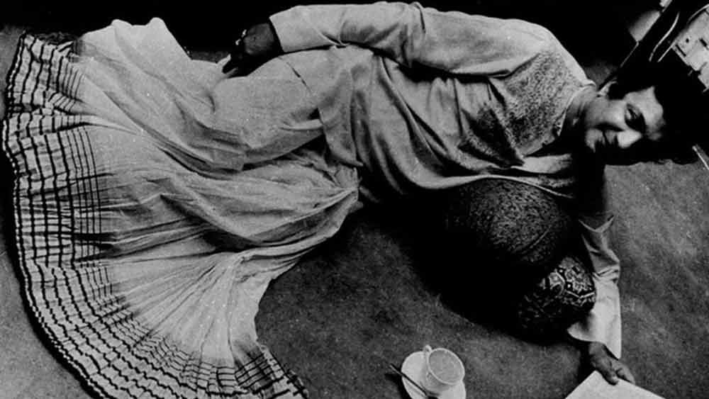 থিয়েটার করতে করতেই স্টুডিয়োপাড়ায় ডাক এল। ১৯৪৮-এর ছবি ‘দৃষ্টিদান’-ই তাঁর অভিনীত প্রথম ছবি। কিন্তু শিকে ছিঁড়ল না একেবারেই। বরং তকমা জুটল ‘ফ্লপ মাস্টার’-এর।