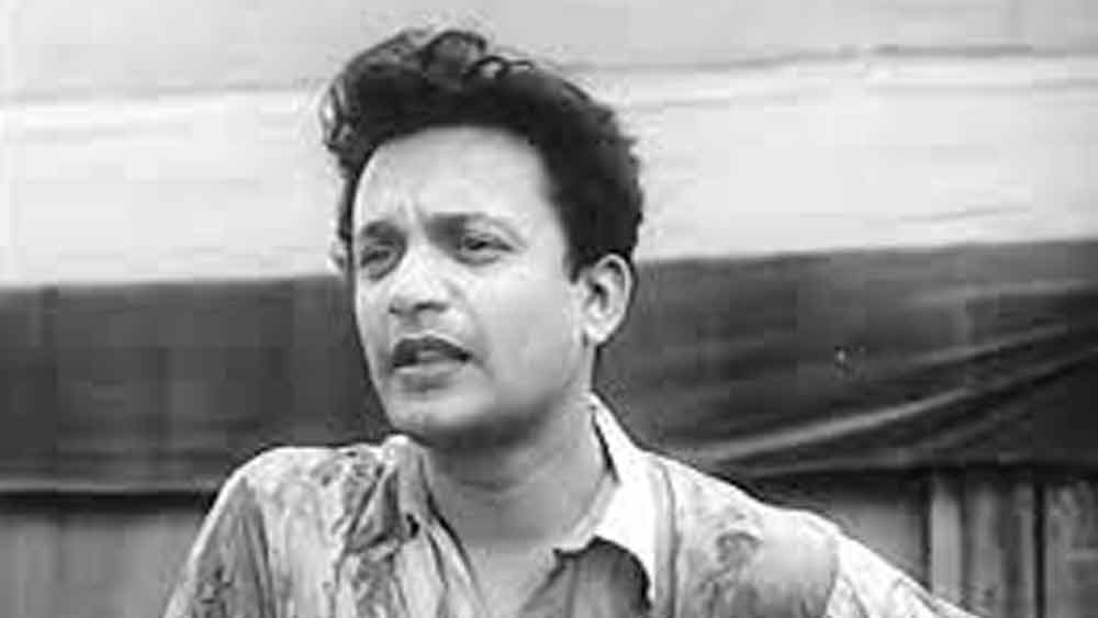 কেরানির কাজের মধ্যেই আহিরীটোলায় নিজেদের থিয়েটার গ্রুপ ‘সুহৃদ সমাজ’-এ নিয়মিত অভিনয় শুরু করেন তিনি।