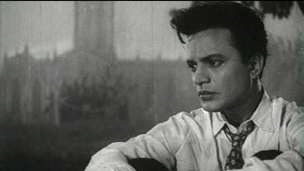 ইন্ডাস্ট্রি তখনও পায়নি মহানায়ককে। সংসারের প্রয়োজনে তিনি তখন কলকাতা পোর্ট ট্রাস্টে কেরানির চাকরি পান।