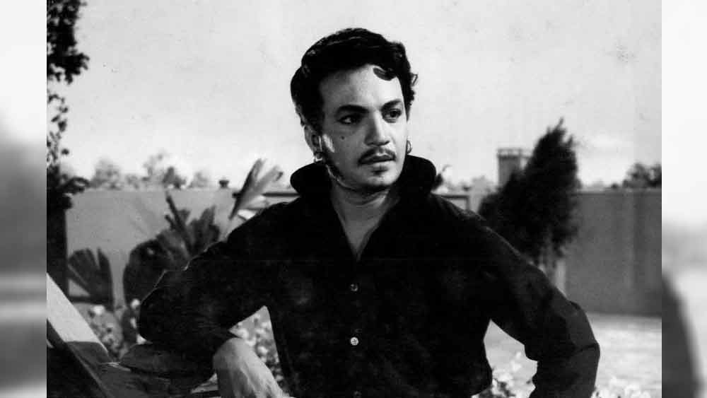 ৩ সেপ্টেম্বর, ১৯২৬। বাংলার বুকে জন্ম হল এক নক্ষত্রের। প্রথম জীবনে সংসারে প্রবল অনটনের মধ্যে বড় হয়েছিলেন তিনি। তাই পড়াশোনা শেষ করার আগেই উপার্জনের রাস্তায় পা বাড়াতে হয়েছিল।