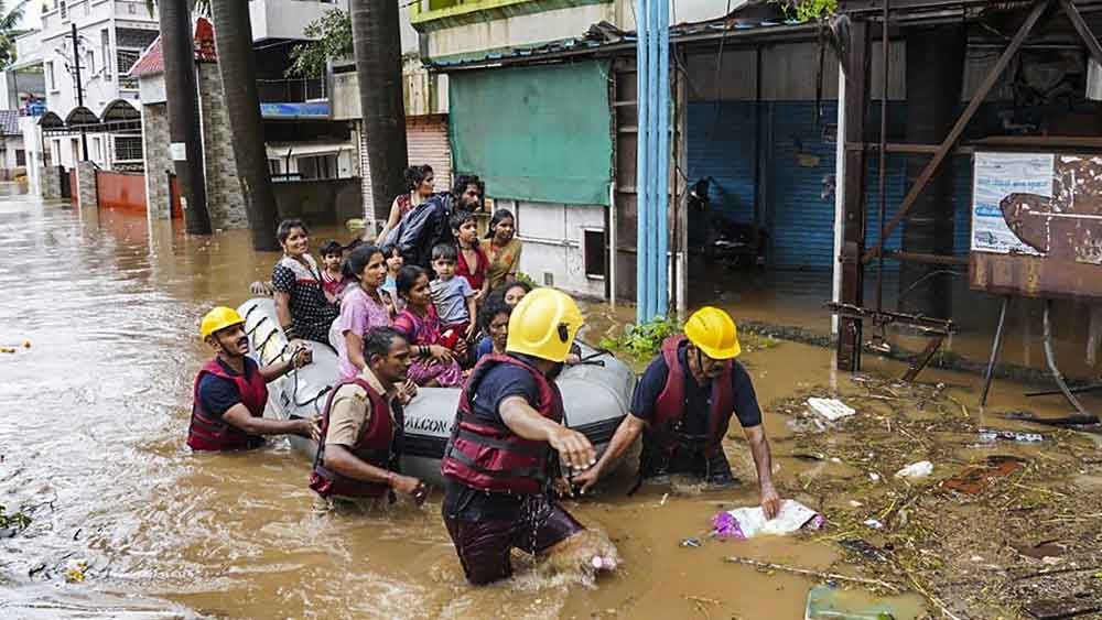 চলছে উদ্ধারকাজ 