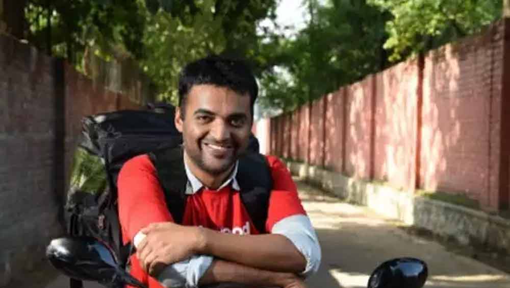 ওই অফিসেই তাঁর পরিচয় হয়েছিল পঙ্কজ চাড্ডার সঙ্গে। ভোজনবিলাসীদের কথা মাথায় রেখে ২০০৮ সালে স্টার্টআপটি শুরু করেছিলেন পঙ্কজ এবং দীপেন্দ্র। তখন এর নাম ছিল ‘ফুডিবে’। ২০১১ সালে নাম পাল্টে হয় ‘জোম্যাটো’।