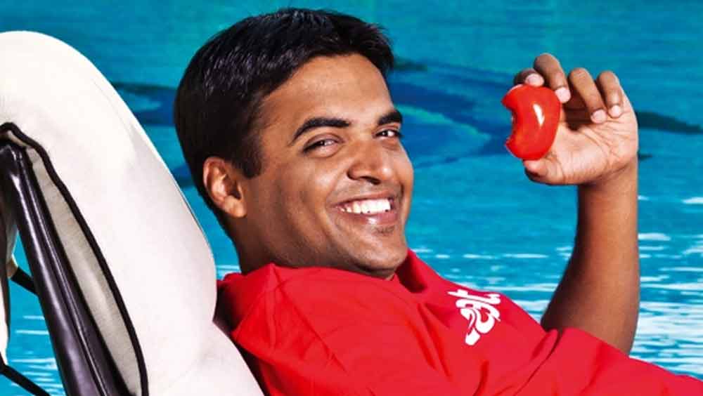 দু’জনে মিলে প্রথমে সহকর্মীদের কাছেই খাবার পৌঁছে দিতে শুরু করলেন। নিজেদের অ্যাপ বানিয়ে তাতে আশেপাশের সমস্ত রেস্তরাঁর মেনু কার্ড আপলোড করলেন। আর সেই অ্যাপে নিজেদের ফোন নম্বরও দিলেন।