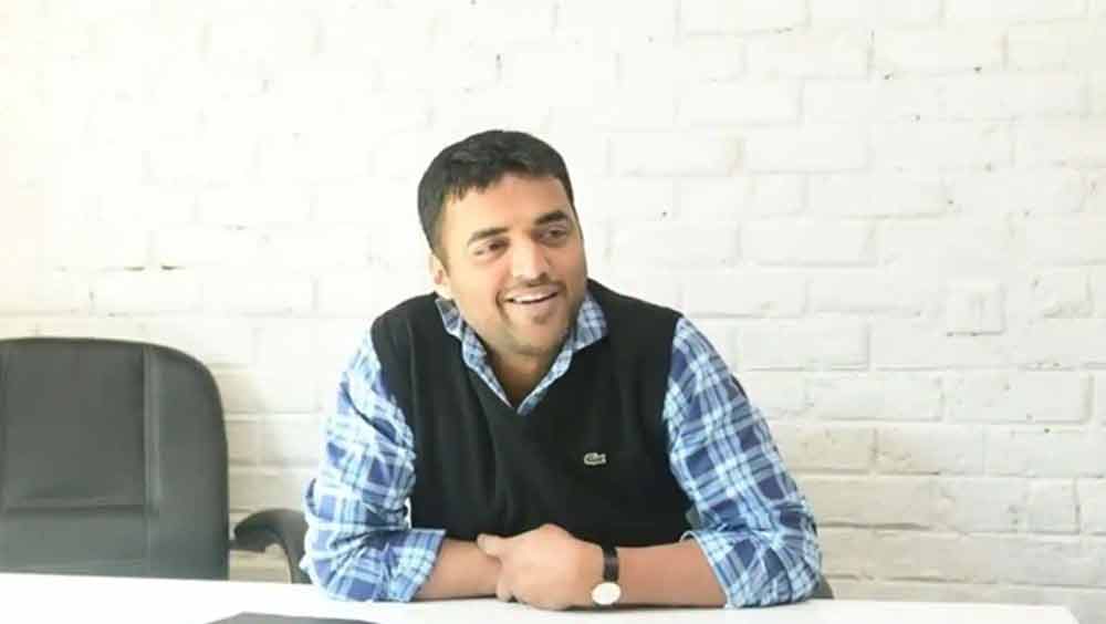 এই ব্যবসায় ভবিষ্যৎ দেখেছিলেন দীপেন্দ্র। কিন্তু চাকরির পাশাপাশি পুরো সময় তিনি দিতে পারছিলেন না। তাঁর স্ত্রী দিল্লি বিশ্ববিদ্যালয়ে চাকরি পাওয়ার পরই তিনি চাকরি ছেড়ে দেন।