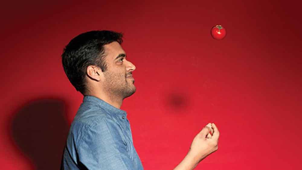 তার পর থেকে পুরোপুরি এই ব্যবসাতেই ডুব দেন। কিন্তু মধ্যবিত্ত পরিবারের ছেলে দীপেন্দ্র তাঁর এই সিদ্ধান্তের কথা মা-বাবাকে জানাতে পারেননি। মা-বাবা জানতে পেরেছিলেন অনেক পরে।