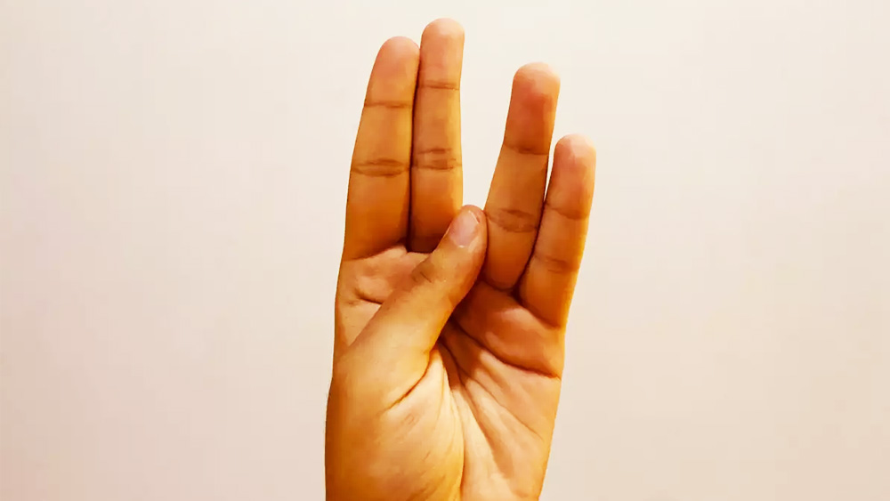 দু’টি পদ্ধতিতে এই মুদ্রায় থাকা যায়। 