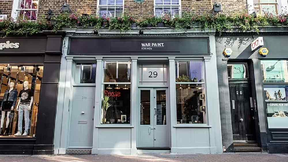 পুরুষদের মেকআপের বিপণি।