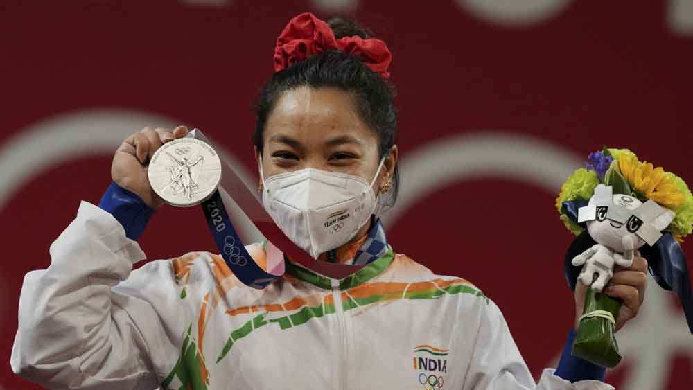 চানুর হাত ধরে চলতি টোকিয়ো অলিম্পিক্সে ভারতের প্রথম পদক জয়। ছবি - টুইটার 