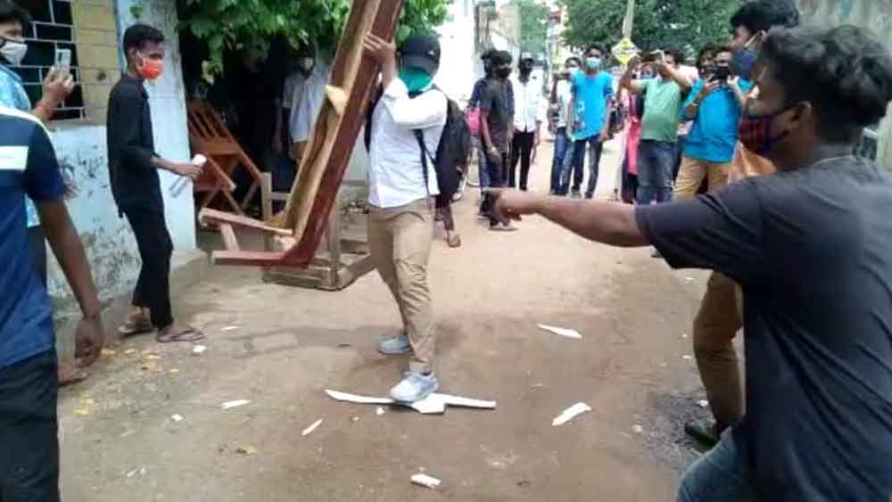 স্কুলের আসবাব বার করে এনে চলছে ভাঙচুর।