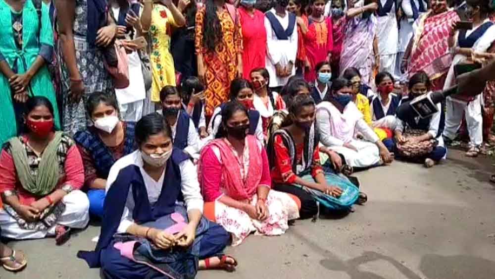 হাওড়ায় রাস্তায় ধর্নায় পড়ুয়ারা।