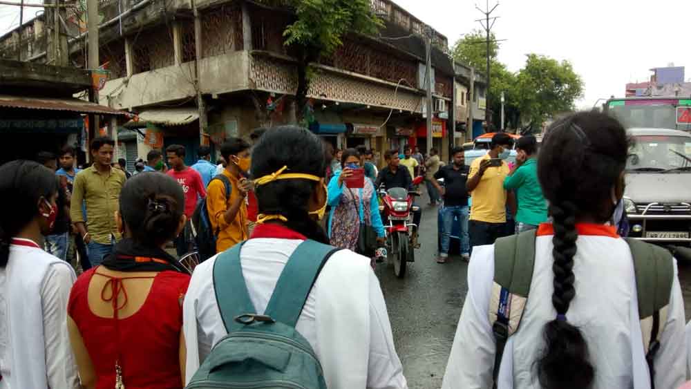 পূর্ব বর্ধমানে রাস্তা আটকে বিক্ষোভ।