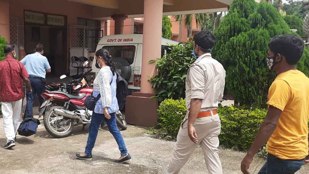 জওহর নবোদয় বিদ্যালয়ে সিআইডি। নিজস্ব চিত্র।