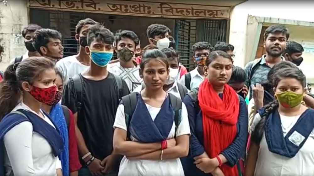 পাশ করিয়ে দেওয়ার দাবিতে পশ্চিম মেদিনীপুরে বিক্ষোভ পড়ুয়াদের।