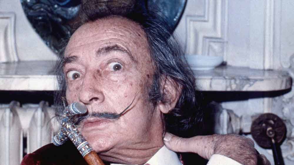 সালভাদোর দালি: সু্ররিয়াল বা স্বপ্নবাস্তব চিত্রকলার অন্যতম পথিকৃৎ সালভাদোর দালির অন্যতম বিখ্যাত ছবির নাম ‘স্লিপ’ বা ঘুম। দালির ছবির ভুবনটিই নাকি স্বপ্নের। স্বপ্ন সত্যিই দালির ছবির মতো হয় কি না, তা নিয়ে বিস্তর তর্ক রয়েছে রসিক মহলে। কিন্তু অনেকেরই কৌতূহল দালি নিজে ঘুম সম্পর্কে কী ভাবতেন বা তাঁর নিজের ঘুমের কোনও বৈশিষ্ট্য ছিল কি না। জানা যায়, দালি অনেক সময় একটা ক্যানভাস পাশে নিয়ে ঘুমোতেন, যাতে স্বপ্ন থেকে জেগে উঠেই সেটা এঁকে ফেলা যায়। কিন্তু দালি নিজেই আবার ঘুমোনোকে বাজে সময় নষ্ট বলতেন, তার সাক্ষ্যও রয়েছে।