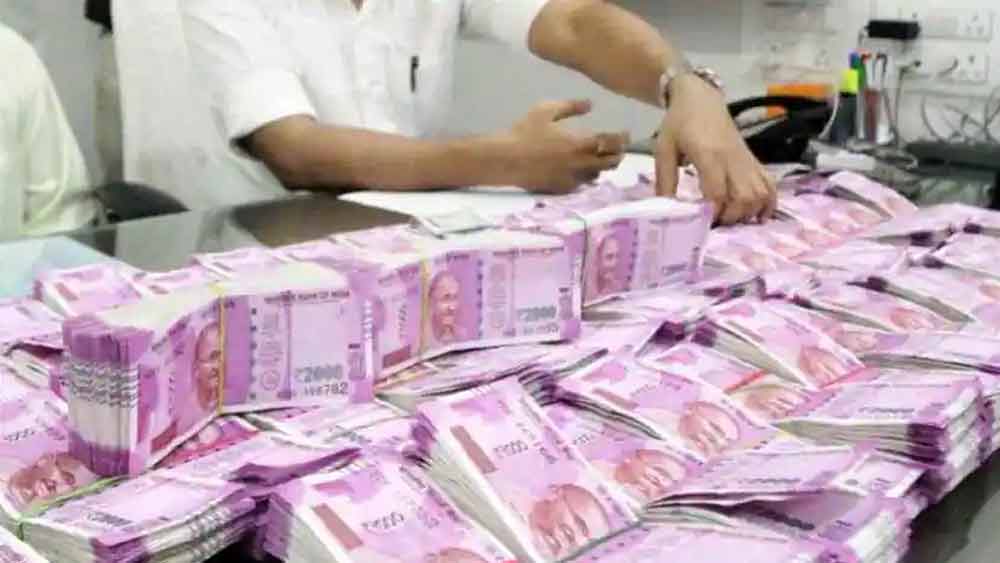 জীবন খুবই অনিশ্চিত। কেউ মুহূর্তে সব খুইয়ে নিঃস্ব হয়ে যান তো কেউ আবার রাতারাতি কোটিপতি! আগামী দিন কার ভাগ্য কোন দিকে মোড় নেবে তা কেউই বলতে পারে না।