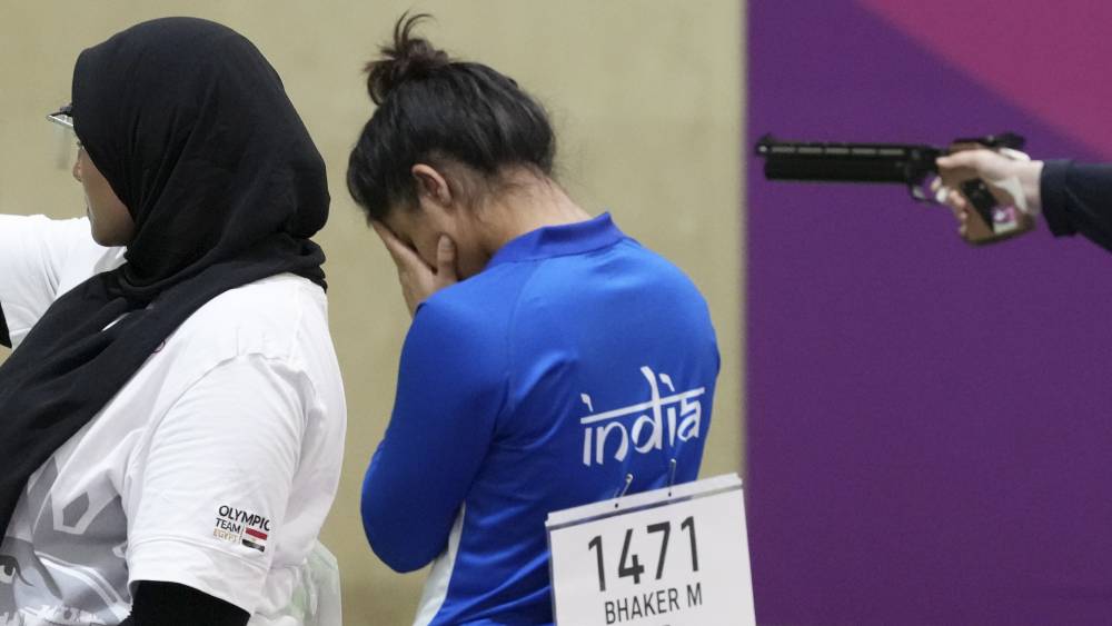 হতাশায় মুখ ঢেকেছেন মনু।