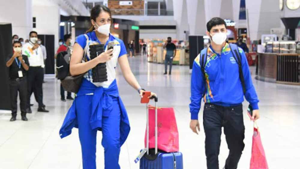 এ ভাবেই মণিকার সঙ্গে তাঁর ব্যক্তিগত প্রশিক্ষককে দেখা যাচ্ছে। ছবি - টুইটার 