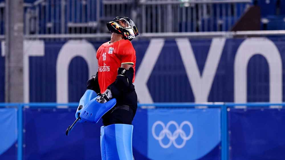 সাত গোলের লজ্জা। হারের পর হতাশ গোলরক্ষক শ্রীজেশ। ছবি - টুইটার