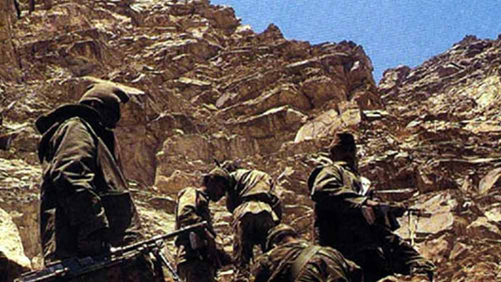 প্রায় তিন মাস ধরে দু’পক্ষের লড়াই চলে। বীরত্ব ও সাহসিকতার সঙ্গে লড়াই চালিয়ে এমনকি নিজের জীবন দিয়ে পাক হানাদারদের তাড়িয়ে ছাড়ে ভারতীয় সেনা। এমন কয়েক জন সেনার দুর্জয় সাহসের কাহিনি সম্পর্কে জেনে নেওয়া যাক।