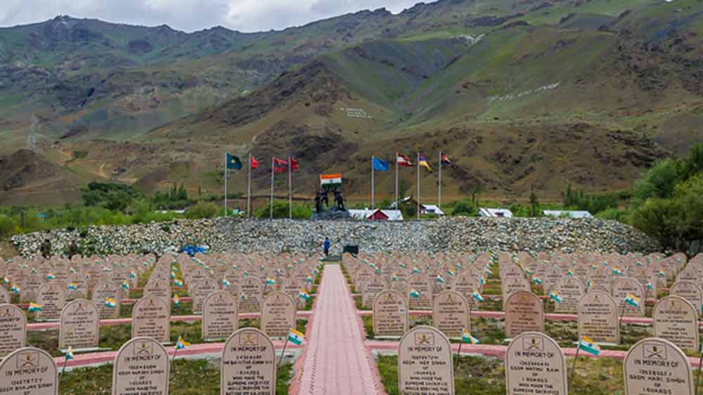 ক্যাপ্টেন জেরি প্রেম রাজ: ১৯৯৯-এর ৯ জুলাই। টাইগার হিলে পৌঁছে গিয়েছিল পাক হানাদাররা। তাদের জবাব দিতে সেখানে তখন প্রস্তুত ভারতীয় সেনাও। টাইগার হিলের পয়েন্ট ৫১৪০-এ দায়িত্বে ছিলেন জেরি প্রেম রাজ।