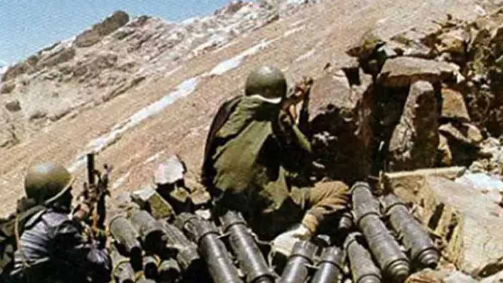 সে সময় নিজে দায়িত্ব নিয়ে দলকে এগিয়ে নিয়ে যেতে থাকেন শশীভূষণ। তিনি নিজেও গুরুতর আহত হন। কিন্তু দলকে সঠিক লক্ষ্যে পৌঁছে দেন।