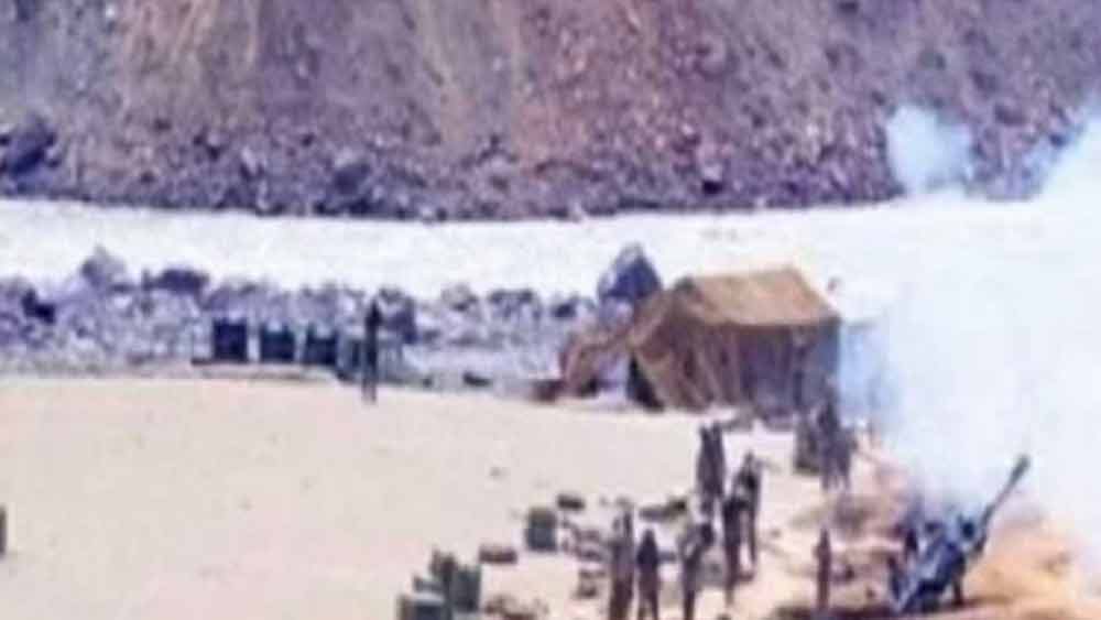 সুবেদার রঘুনাথ সিংহ: ১৩ জম্মু-কাশ্মীর রাইফেলের প্ল্যাটুন কমান্ডার ছিলেন। মাসকো উপত্যকা থেকে পাক হানাদারদের তাড়ানোর দায়িত্বে ছিলেন তিনি। শত্রুপক্ষের প্রবল গোলাবর্ষণে এগোতে পারছিল না ভারতীয় সেনারা। তখন সামনে থেকে নেতৃত্ব দেন রঘুনাথ সিংহ। খালি হাতে দুই শত্রুসেনাকে খতম করেন তিনি। ‘বীর চক্র’ দেওয়া হয় তাঁকে।