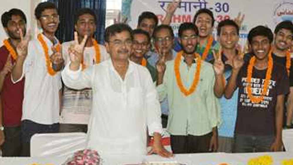 ২০০৩ থেকে ২০০৮ সাল পর্যন্ত আনন্দ কুমারের সঙ্গে ‘সুপার ৩০’-তেই পড়াতেন তিনি। ২০০৭ সালে তিনি আনন্দ কুমারের থেকে আলাদা হয়ে আরও অন্য পিছিয়ে পড়া ছাত্রদের ক্লাস নিতে শুরু করেছিলেন। সেই সময়ই শুভমের সঙ্গে পরিচয় তাঁর।