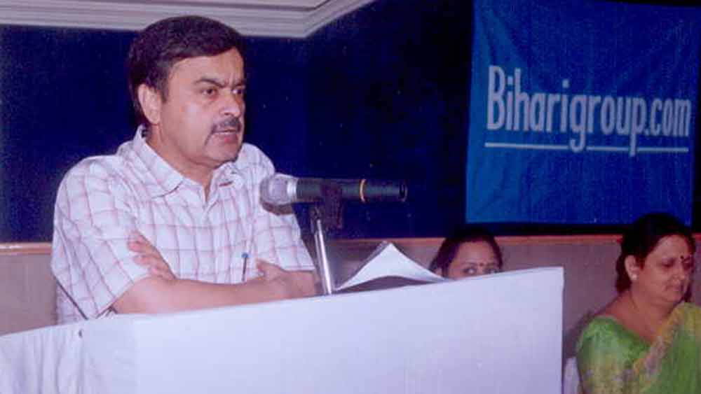 অভয়ানন্দ শুধু পিছিয়ে পড়া পড়ুয়াদের ক্লাস নিয়েছেন তা-ই নয়, আরও অনেক সামাজিক কাজের সঙ্গে যুক্ত তিনি। তাঁর থানার সবাইকে মাইনের কিছু অংশ দান করিয়ে বিহারের সরকারি হাসপাতালের পরিষেবা নার্সিংহোমের মতো দুরন্ত করে তুলেছিলেন।