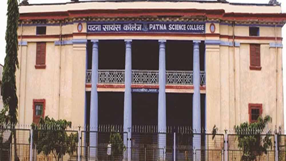 পটনা সায়েন্স কলেজ থেকে স্নাতক হওয়ার পর ১৯৭৭ সালে ইউপিএসসি পরীক্ষায় পাশ করেন তিনি। ২০১১ সালে তিনি বিহারের ডিজিপি হিসাবে শপথ নেন। তাঁর বাবা জগদানন্দও ১৯৮৫ সালে বিহারের ডিজিপি ছিলেন।